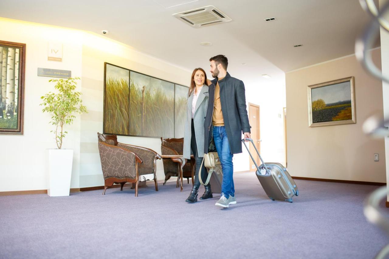 Hotel Premier Aqua - Adults Only فردنيك المظهر الخارجي الصورة A couple checking into a hotel