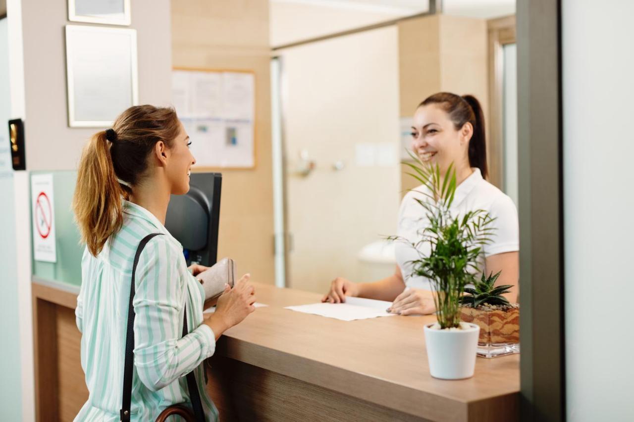 Hotel Premier Aqua - Adults Only فردنيك المظهر الخارجي الصورة Receptionist at work