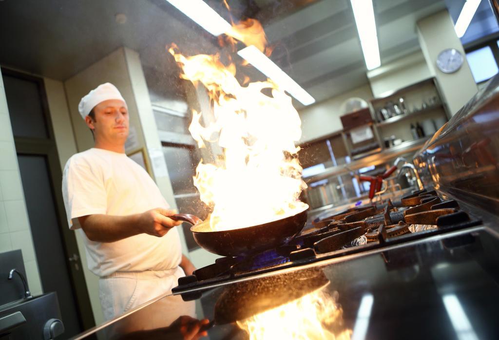 Hotel Premier Aqua - Adults Only فردنيك المظهر الخارجي الصورة A chef cooking with a wok