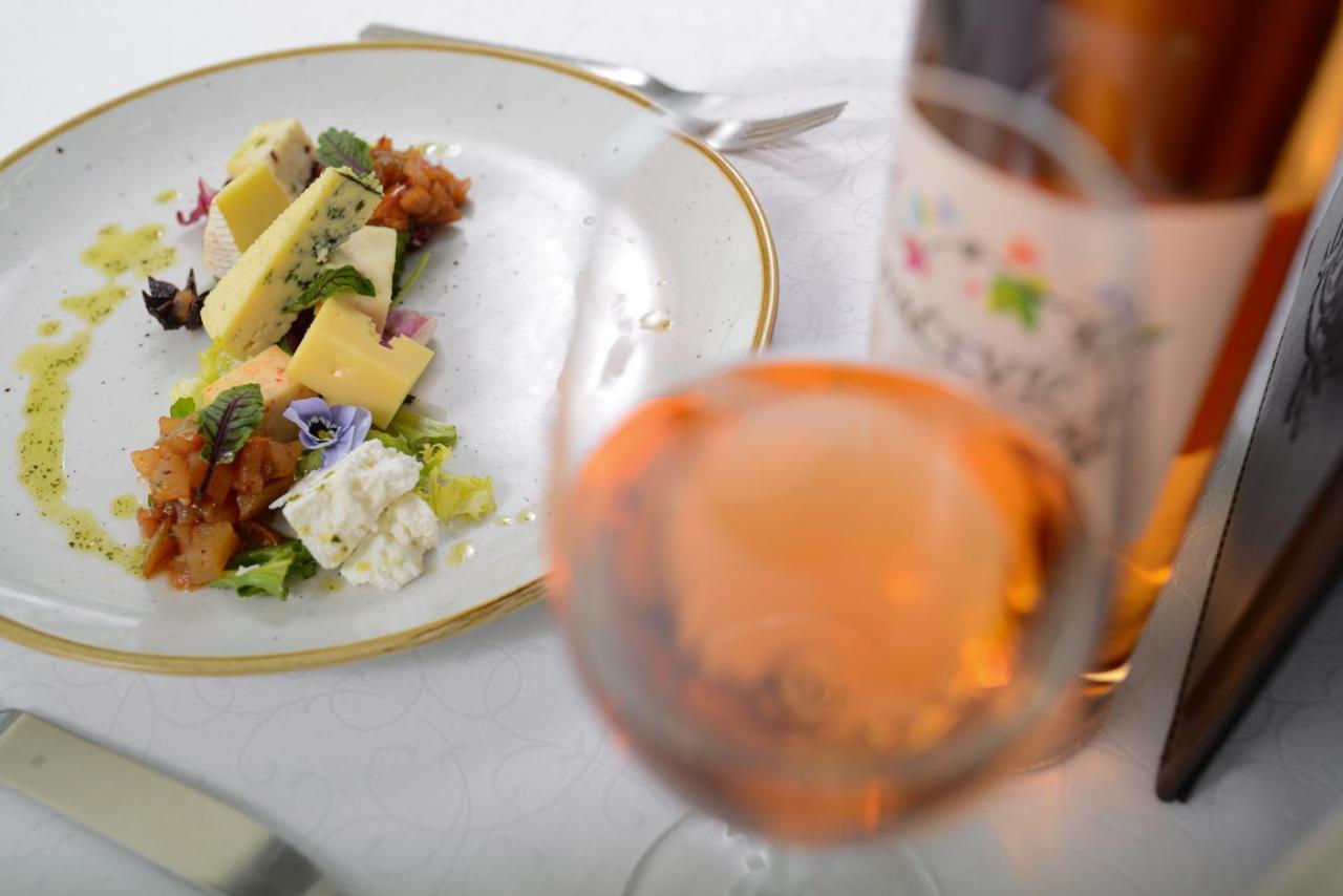 Hotel Premier Aqua - Adults Only فردنيك المظهر الخارجي الصورة A glass of rosé wine