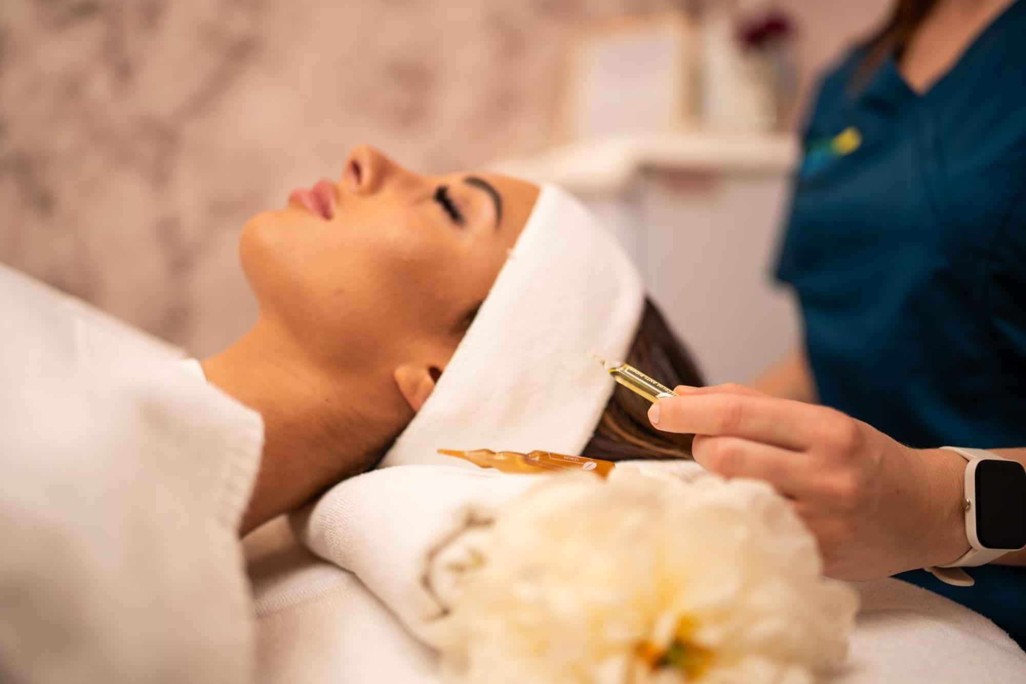Hotel Premier Aqua - Adults Only فردنيك المظهر الخارجي الصورة A woman receiving a facial treatment