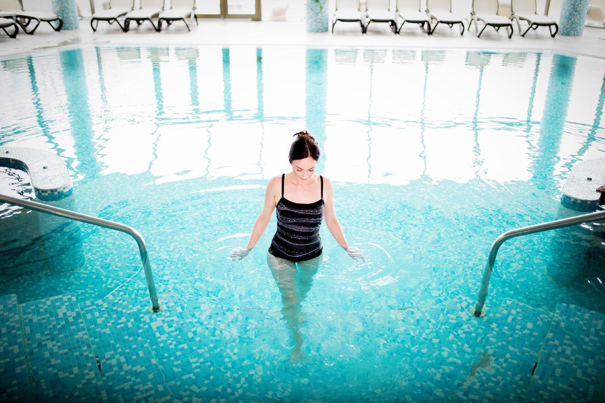 Hotel Premier Aqua - Adults Only فردنيك المظهر الخارجي الصورة A woman in a swimming pool