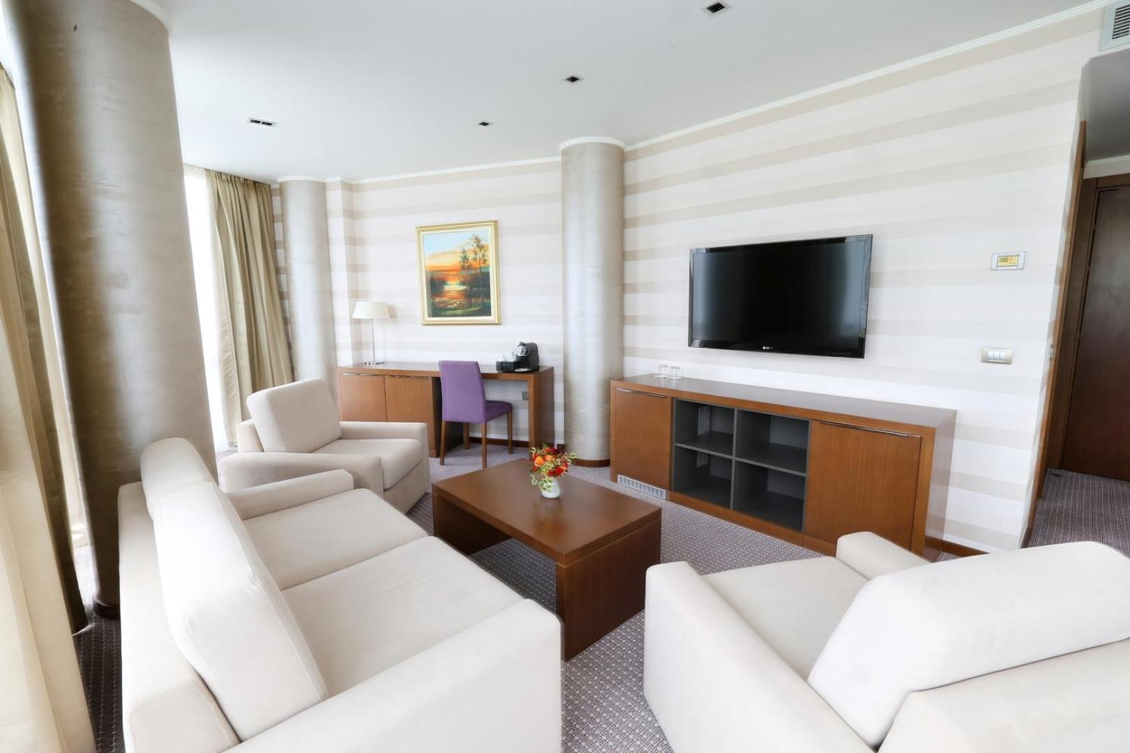 Hotel Premier Aqua - Adults Only فردنيك المظهر الخارجي الصورة A living room in a suite at the Radisson Blu Royal