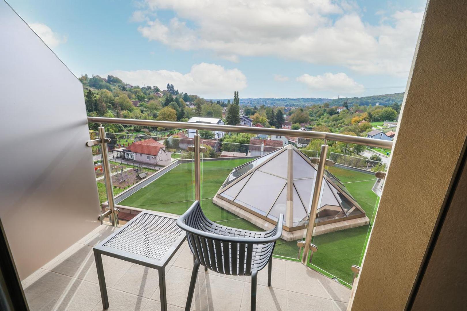Hotel Premier Aqua - Adults Only فردنيك المظهر الخارجي الصورة The view from the balcony of a typical apartment