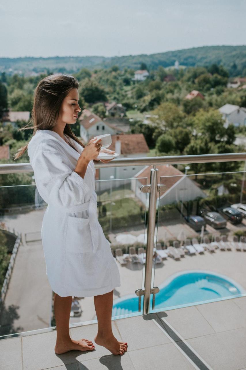 Hotel Premier Aqua - Adults Only فردنيك المظهر الخارجي الصورة A woman wearing a bathrobe