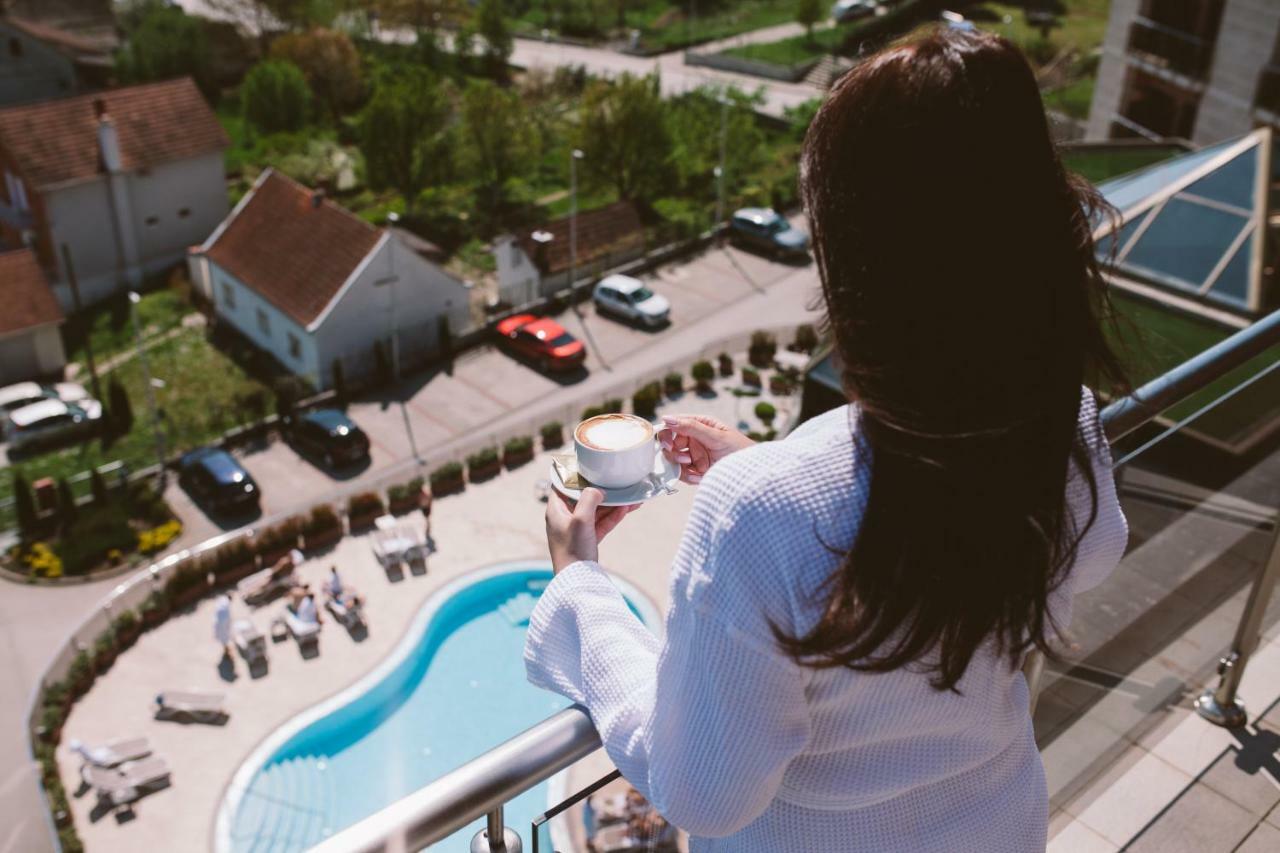 Hotel Premier Aqua - Adults Only فردنيك المظهر الخارجي الصورة A woman on a balcony