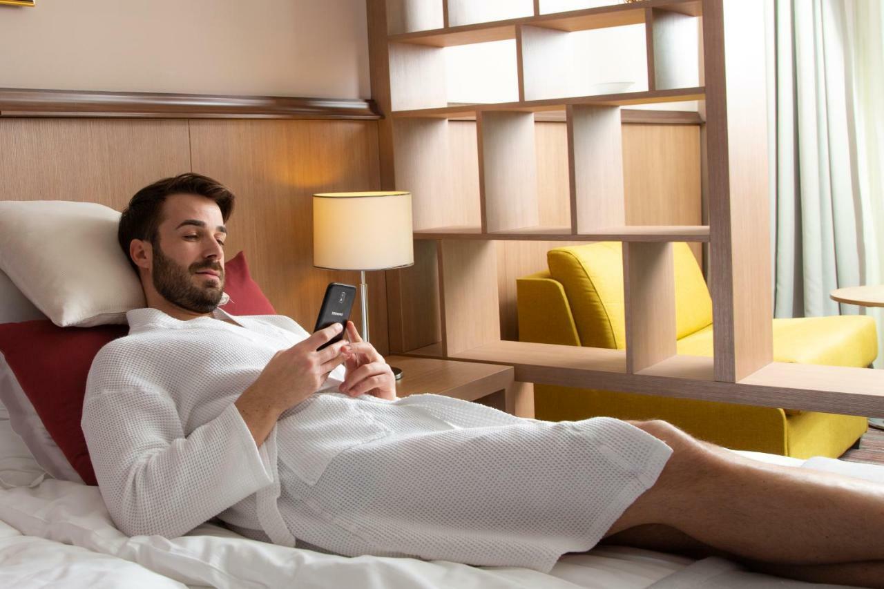 Hotel Premier Aqua - Adults Only فردنيك المظهر الخارجي الصورة A man wearing a bathrobe